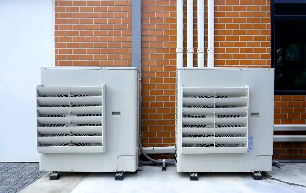Unidades exteriores de bombas de calor de aerotermia instaladas en la fachada de un edificio