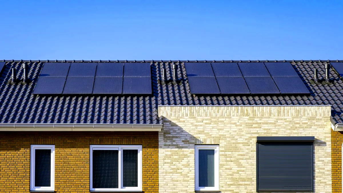 Placas solares fotovoltaicas instaladas en la cubierta de una vivienda de Burgos